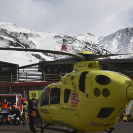 Un helicóptero de emergencias en la estación de esquí de Astún tras el accidente en el telesilla, a 18 de enero de 2025, en Jaca, Huesca, Aragón