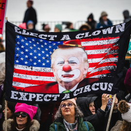 18 de enero de 2025, Estados Unidos, Washington: Manifestantes anti-Trump sostienen carteles y marchan por las calles de Washington DC para la Marcha de los Pueblos. Anteriormente la Marcha de las Mujeres, las Marchas Populares se llevaron a cabo en todo Estados Unidos, incluida una manifestación en Washington D.C., para protestar contra las políticas de la administración entrante de Trump. Foto: Dave Decker/ZUMA Press Wire/dpaFirma: Dave Decker / ZUMA Press Wire / dpa - Sólo para uso en España