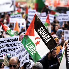 Varias personas durante una manifestación por la autodeterminación del Sahara Occidental, a 16 de noviembre de 2024, en Madrid (España).