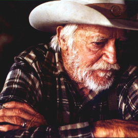 Fotograma de la película 'Una historia verdadera' (1999) en el que aparece el actor Richard Farnsworth.