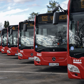 Foto de archivo de los autobuses híbridos de la EMT en València.