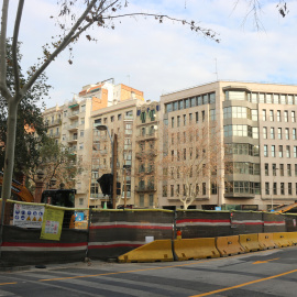 El carrer Urgell tallat entre Rosselló i Còrsega per les obres de l'L8