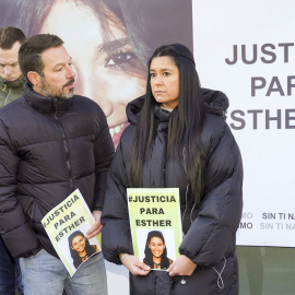 Inés López, hermana de la fallecida, espera la llegada de Óscar Sanz, único encausado, a 16 de enero de 2025.