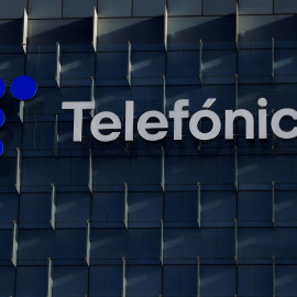 El logo de Telefónica, en su sede corporativa en la zona norte de Madrid.