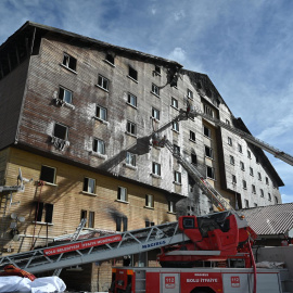 Los bomberos trabajan en el incendio ocurrido en un hotel de esquí en Bolu, Turquía, a 21 de enero de 2025.