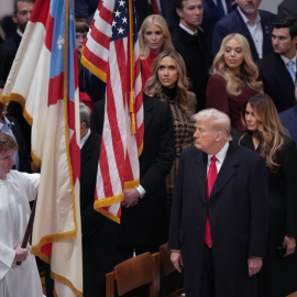 Trump, la primera dama y el vicepresidente estadounidense JD Vance asisten a un servicio religioso en Washington, DC, a 21 de enero de 2025.