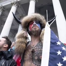 Jacob Chansley, conocido como el 'Chamán de QAnon', durante el asalto al Capitolio de Estados Unidos el 6 de enero de 2021. Imagen de archivo.