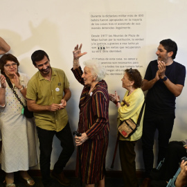 Celebración durante la rueda de prensa por el hallazgo de la nieta 139 por las Abuelas de Plaza de Mayo, a 21 de enero de 2025.