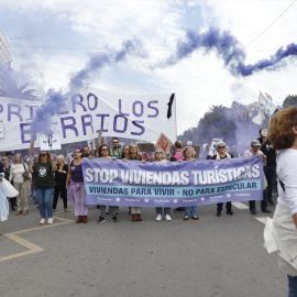 Cientos de personas se concentran por el derecho a una vivienda digna en Málaga.