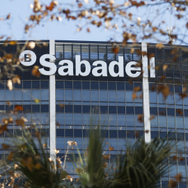 El logo del Banco Sabadell en su sede en la Diagonal de Barcelona.