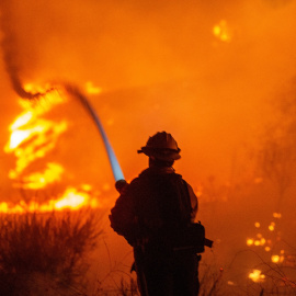 Labores de extinción del incendio 'Hughes', cerca del lago Castaic, en California (EEUU), a 22 de enero de 2025.