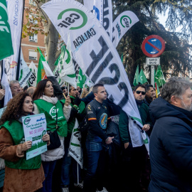 Decenas de personas durante una concentración, frente a la Dirección General de Muface de Madrid, a 14 de diciembre de 2024.