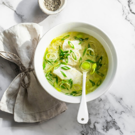 Sopa de arroz con bacalao y puerros