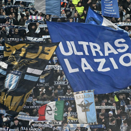 Aficionados ultra del Lazio asisten al partido de su equipo contra la Real Sociedad este jueves en Roma.