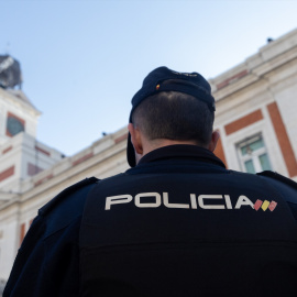 Un agente de la Policía Nacional en la Puerta del Sol (Madrid).