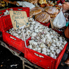 Foto de archivo de un puesto de ajos en un mercadillo al aire libre.