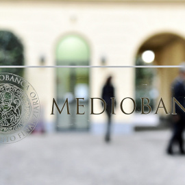 El logo de Mediobanca, en la entrada de la sede del banco en Milán.