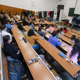 Foto de archivo de un grupo aspirantes a las pruebas de Formación Sanitaria Especializada convocada por el Ministerio de Sanidad, en la Facultad de Medicina de la Universidad de Santiago de Compostela, a 21 de enero de 2023, en Santiago de Compostela, A Coruña, Galicia (España).