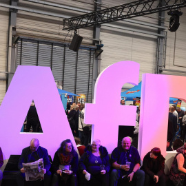 Simpatizantes de la AfD asisten a la presentación de la campaña electoral del partido Alternativa para Alemania (AfD) en Halle, Alemania, a 25 de enero de 2025.