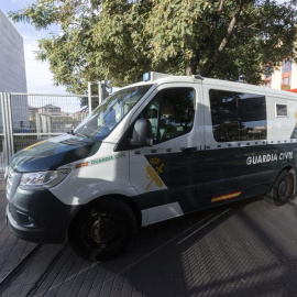 Imagen de un furgón de la Guardia Civil trasladando al detenido como presunto autor del asesinato de la madre de su exnovia en Torreagüera (Murcia), a 25 de enero de 2025.