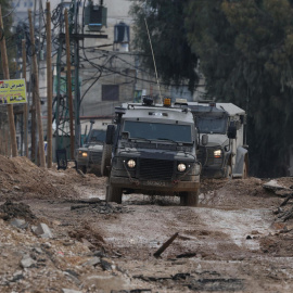 Vehículos del ejército israelí en el cuarto día de una operación militar en la ciudad cisjordana de Yenín, el 24 de enero de 2025.