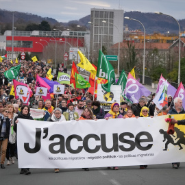 Cientos de personas durante una manifestación contra las políticas migratorias europeas, a 26 de enero de 2025, en Irún, Guipúzcoa, País Vasco (España).