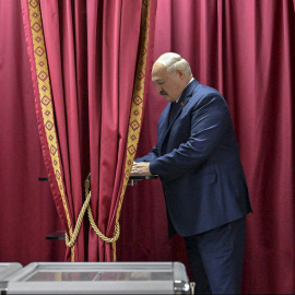 El presidente bielorruso, Alexander Lukashenko, depositando su voto para las elecciones presidenciales en una urna en Minsk, Bielorrusia.