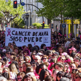 Foto de archivo de decenas de mujeres participando en la IX Carrera de la Mujer por la Investigación.