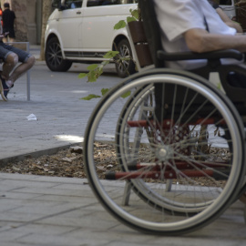 Una persona en silla de ruedas en la calle Consell de Cent, a 8 de septiembre de 2023, en Barcelona, Catalunya.