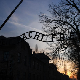 Vista al amanecer de la entrada al campo de exterminio de Aushwitz-Birkenau este lunes 27 de enero de 2025, 80º aniversario de su liberación por el Ejército Rojo.