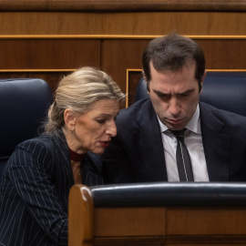 La vicepresidenta segunda y ministra de Trabajo, Yolanda Díaz y el ministro de Economía, Carlos Cuerpo, durante una sesión plenaria, en el Congreso de los Diputados.