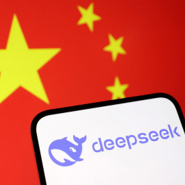 El logo de la aplicación de inteligencia artificial Deepseek en un smartphone sobre la bandera china.