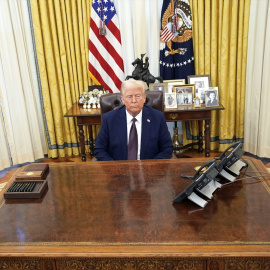 El presidente de los Estados Unidos, Donald Trump, se sienta en la Oficina Oval de la Casa Blanca en Washington, DC, después de firmar órdenes ejecutivas.