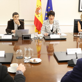 La ministra de Inclusión, Seguridad Social y Migraciones, Elma Saiz, durante la reunión de la mesa de diálogo social junto a CCOO, UGT, CEOE y Cepyme, a 27 de enero de 2025.