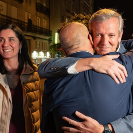 De izquierda a derecha, la secretaria del PPdeG, Paula Prado, el senador Manuel Baltar, de espaldas, y el presidente de la Xunta, Alfonso Rueda, en una imagen de archivo.