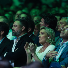 El líder de Vox, Santiago Abascal, junto a Marine Le Pen, líder del Reagrupamiento Nacional francés, en el Palacio de Vistalegre, a 19 de mayo de 2024.