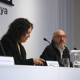 La directora d'Irídia, Anaïs Franquesa, i l'empresari Jaume Roures, en una roda de premsa al Col·legi de Periodistes.