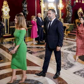 La esposa de Santiago Abascal, Lidia Bedman, junto al líder de Vox en una recepción en el Palacio Real de Madrid.