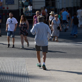 Un señor mayor camina por una calle de Madrid, en una imagen de agosto de 2024.