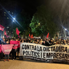 Centenars de persones concentrades a la rambla del Raval de Barcelona en una protesta pel desallotjament de l'antiga Massana, amb una pancarta on es pot llegir 'Contra la dictadura de polítics i empresaris'.