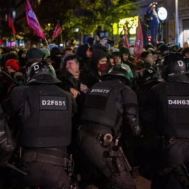 Cargas de los Mossos d'Esquadra durante la manifestación en contra del desalojo de la Antiga Massana de Barcelona.