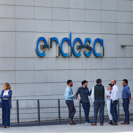 Un grupo de personas frente a la sede de Endesa en Madrid.