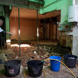 Una persona observa un agujero en el interior de una casa de Paiporta, a 10 de enero de 2025, en Paiporta, València.