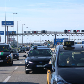 El pas dels taxis per la Gran Via cap a la ronda Litoral