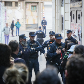 Agentes de Policía Nacional durante un intento de desahucio en el espacio comunitario 'Ca la Caixeta', a 11 de abril de 2024, en València.