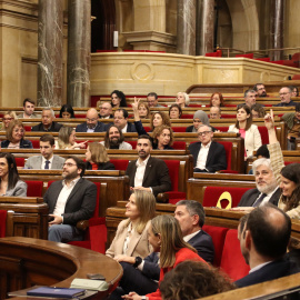 Les diputades Elena Díaz (PSC) i Mònica Sales (Junts) marquen el vot a favor al decret mentre la diputada Ester Capella (ERC) el marca en contra