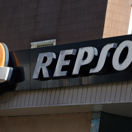 El logo de la petrolera Repsol en una de sus estaciones de servicio en Madrid.