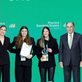 La futbolista Alexia Putellas y el presidente de Iberdrola, Ignacio Galán, con las ganadoras del Premio Supera Competición.