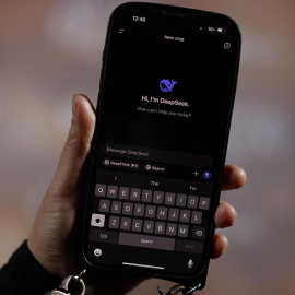Un smartphone con la aplicación de inteligencia artificial DeepSeek.