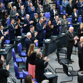 Roman Schwarzman, superviviente del Holocausto en Odessa, Ucrania, saluda después de su discurso mientras recibe ovaciones durante una ceremonia conmemorativa por las víctimas del nacionalsocialismo en el parlamento alemán 'Bundestag' en Berlín, Alemania, este miércoles.